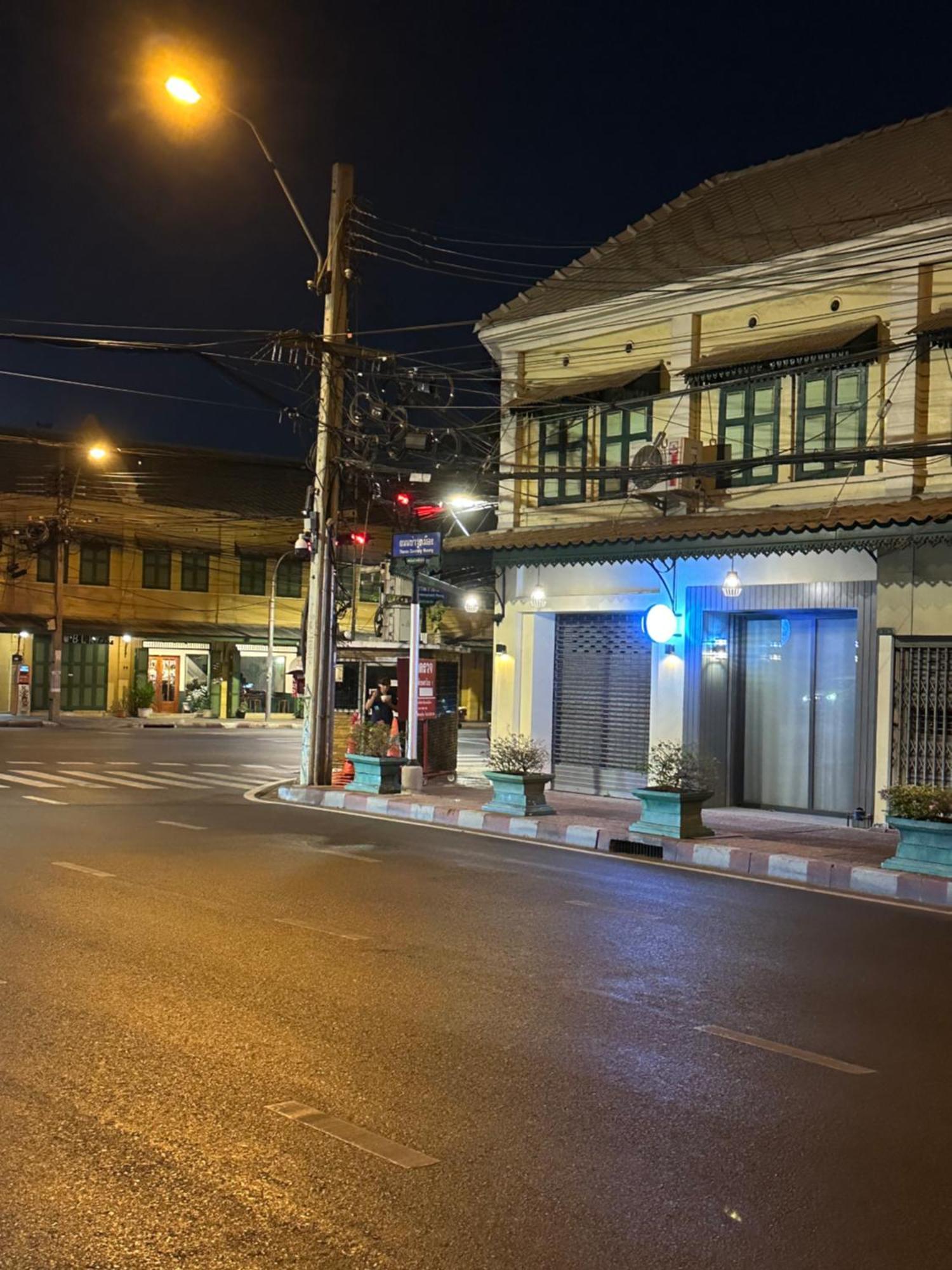 Victory Place Bangkok Extérieur photo